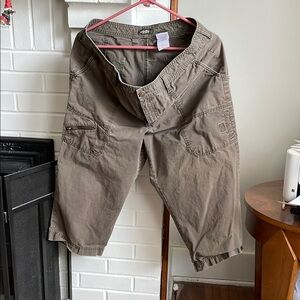 Eddie Bauer Mercer Fit Bermuda shorts in Olive